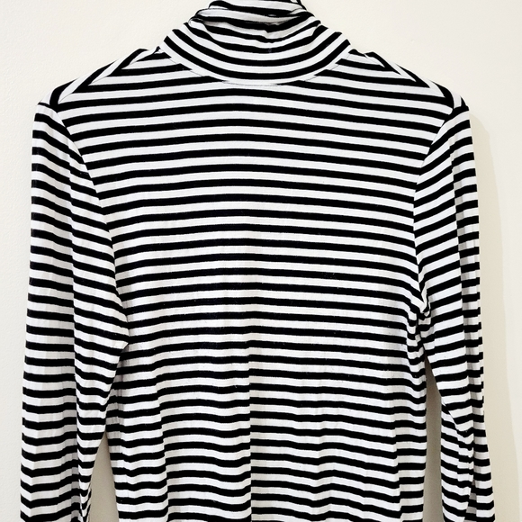 Black and White Striped Jersey Knit Turtleneck Top size M - Picture 4 of 10